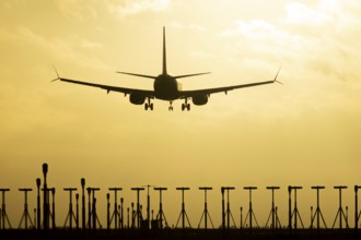 Boeing 737 commercial passenger airliner jet aircraft in flight on approach to land over runway