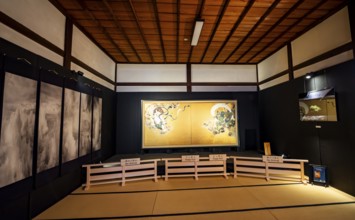 Partitions depicting the wind and thunder gods on a gold background, Kenninji Temple, Komatsucho,