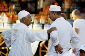 Men talking, Place Djemma el-Fna, Gauklerplatz, UNESCO World Heritage Site, Marrakech, Morocco
