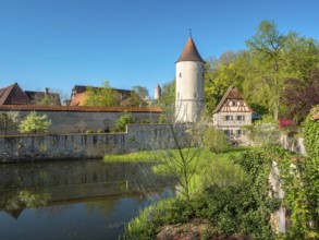 Faulturm mit Parkwächterhäuschen an der Stadtmauer, Romantische Straße, Dinkelsbühl, Middle