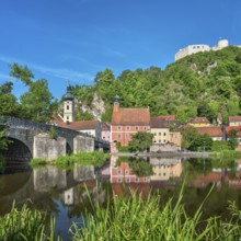 The historic old town with castle ruins, parish church of St. Michael and Steinerner Brücke on the