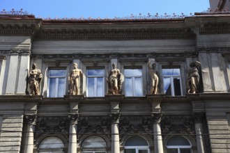 Romania, capital city Bucharest, Bucuresti, figures at a historic building in the city center