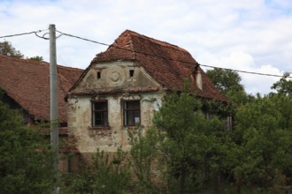 Romania, dilapidated house in the village of Mesendorf, Moischendref or Meschendorf, in the