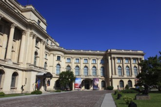 Romania, capital Bucharest, Bucuresti, sculptures in front of the National Museum of Art, the