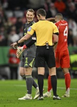 Referee Referee Daniel Siebert Gesture Gesture in conversation Discussion with goalkeeper Manuel