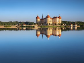 Moritzburg Castle, Augusts the Strong hunting lodge in morning light, water reflection in the lake,