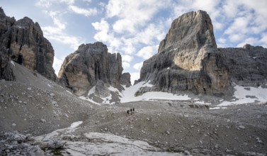 Hikers hiking trail to Bocca degli Armi, Brenta Mountains, Brenta-Adamello Natural Park, Trentino,