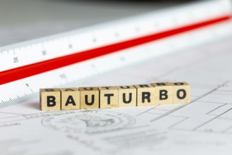 Letter cubes show the word BAUTURBO