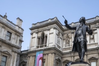 Statue of Sir Joshua Reynolds in the courtyard of the Royal Academy of Arts, Art Gallery and Art