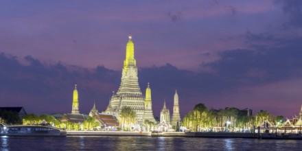 Festive lighting on New Year's Eve at Wat Arun, Temple of Dawn, Bangkok, Thailand