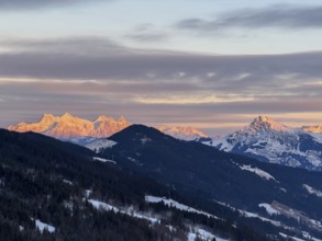 Alpine glow at sunset, mountain peaks of the Loferer Steinberge and Kitzbühler Horn in winter,