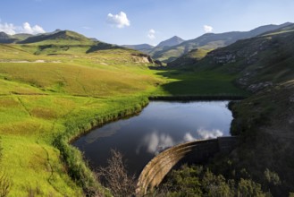 Langtoon Dam, reservoir, grassland with sandstone cliffs and cliffs, landscape in Golden Gate