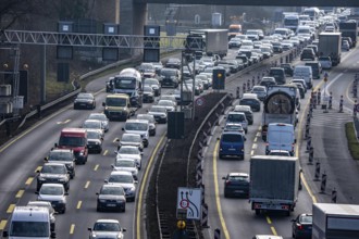 Traffic jam on the A43 motorway near Herne, left heading north, in front of the barrier system, the