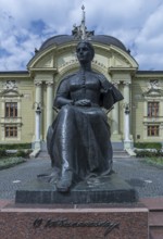 Statue of Ukrainian National Poet Olga Kobyljanska, in the back the Olha-Kobylianska Theatre,
