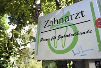 Sign at a dental practice on the Landwehr Canal in Kreuzberg, also the dental practice notice