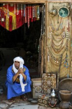Traditionally dressed Berber, Merzouga, Meknès-Tafilalet region, Erg Chebbi, northern Sahara,