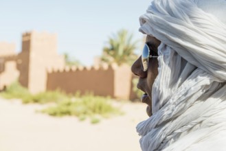 Traditionally dressed Berber, Merzouga, Meknès-Tafilalet region, Erg Chebbi, northern Sahara,