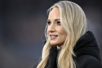 SKY presenter reporter Katharina Kleinfeldt, portrait smiling, soccer, Bundesliga, PreZero Arena,