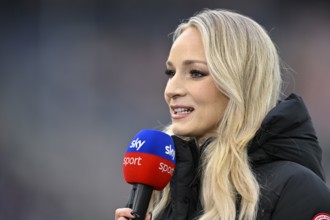 SKY presenter reporter Katharina Kleinfeldt, portrait in an interview microphone micro logo smiles,