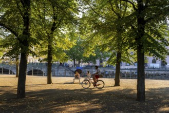 Summer lifestyle, tourists and passers-by in the pleasure garden in Berlin-Mitte, Berlin, Germany