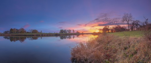 Intensive sunset on the Weser, Mahlen, Hassel, Nienburg, Lower Saxony, Germany