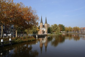 Stadttor Oostpoort an der Delftse Schie in autumn, Delft, South Holland, Netherlands