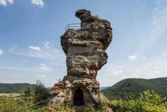 Drachenfels sandstone cliffs and castle ruins, Dahner Felsenland, Palatinate Forest,