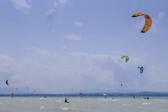 Surfer, Kite Surfer, Wind am Starnberger See, Ostseite, Fünfseenland, Upper Bavaria, Bavaria,