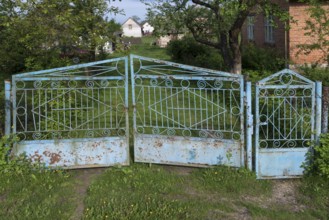 Old garden gate in front of a plot of land in the former Dornfeld from 1789-1939, today