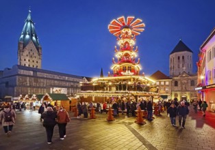 Christmas market with mulled wine pyramid on the market with St. Ulrich Cathedral and Gaukirche in