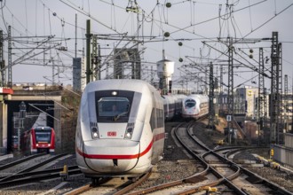 Trains on the line, platform tracks in front of Cologne-Messe/Deutz station, ICE long-distance