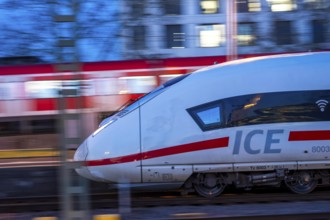 Train on the line, platform tracks in front of Cologne-Messe/Deutz station, ICE long-distance
