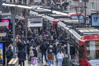 Tram stop Bahnhof Deutz/Lanxess Arena in Cologne-Deutz, rush hour in the afternoon, full platforms,