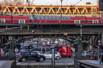 Regional train on the line, railway bridge over Deutz-Mülheimer-Straße, more than 10 tracks crosses