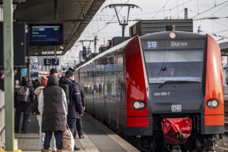 Passengers on the platform, regional train at Cologne-Messe/Deutz station, 2nd largest train