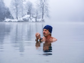Man with cap, 55, ice bathing, including winter bathing in Königssee, Schönau am Königssee,