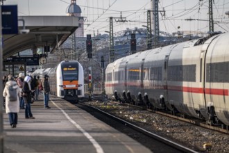 Long-distance train and regional train at Cologne-Messe/Deutz station, 2nd largest station in