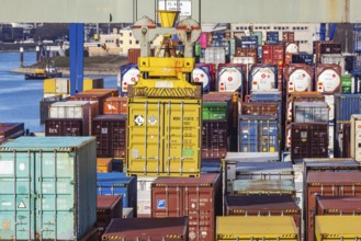 The port of Mannheim is one of the most important inland ports in Europe. The harbor basins stretch