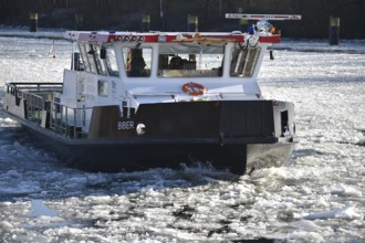 Icebreaker BEAVER crushes ice on the Elbe near Geesthacht, Schleswig-Holstein, Germany