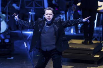 Sebastian Krumbiegel, singer of Die Prinzen live on Symphonica Tour together with the Thüringen