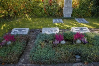 Großengstingen cemetery, gravestones of the ducal family at Lichtenstein Castle, memorial plaques,