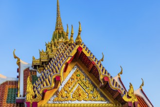 Wat Yannawa, Buddhist temple, overlapping roofs with curved chofas and Chedi temple tower, Bangkok,