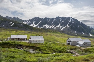 Building of the former Gold Mine Independence Mine in mountainous landscape, Independence Mine