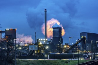 Hüttenwerke Krupp-Mannesmann, HKM in Duisburg, coking plant, fire tower with fire cloud,
