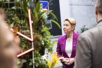Franziska Giffey (Senator for Economics, Energy and Public Enterprises) in the flower hall at the