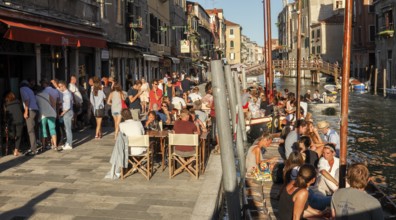 Bàcaria Al Timon, small pub, here you drink wine or spritz and eat the cicchetti Veneziani, tapas,