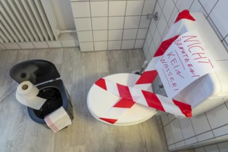 Symbolic picture blackout, extensive, prolonged power failure, in private environments, without