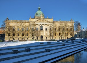 Pleißemühlgraben in front of the Federal Administrative Court, former Reichsgericht, in winter with