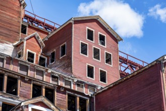 Kennicott Red Buildings, Kennicott Concentration Mill to extract copper from quarried rock,