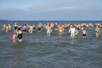 Swimmers run into water to bathe, tourist attraction Binzer Abbaden, Binz, seaside resort, Rügen